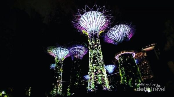 Potret Gemerlap Singapura