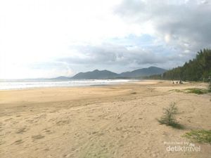 Potret Hamparan Indah Pantai Lhoknga