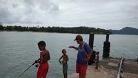 Potret Kebahagiaan Anak-Anak di Pantai Rawai