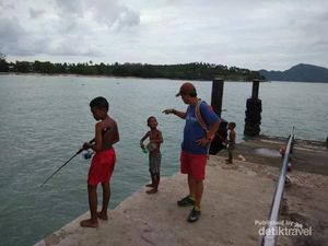 Potret Kebahagiaan Anak-Anak di Pantai Rawai