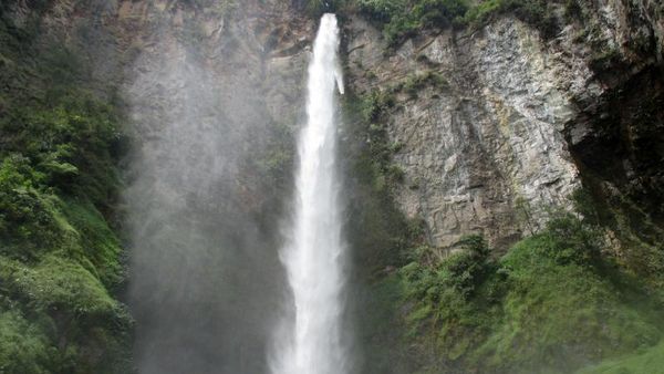 Potret Kecantikan Air Terjun Sipiso-piso