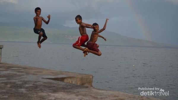Potret Keceriaan Anak-Anak di Larantuka