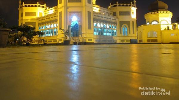 Potret Keindahan Medan di Kala Malam