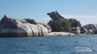 Potret Keindahan Pulau Batu Granit Berusia 200 Juta Tahun