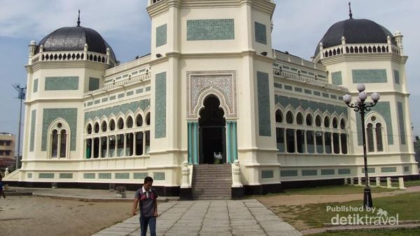 Potret Kemegahan Masjid Raya di Medan