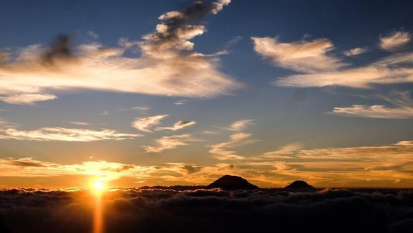 Potret Langit Gunung Merapi yang Eksotis