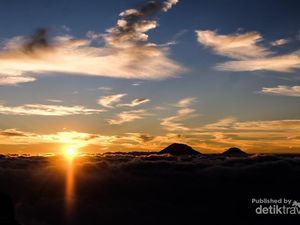 Potret Langit Gunung Merapi yang Eksotis