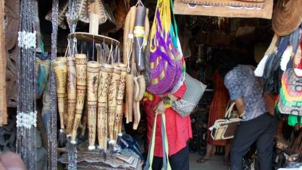 Potret Pasar Hamadi, Tempat Berburu Cenderamata di Papua