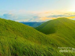 Potret: Senja yang Indah di Bukit Teletubbies Sentani