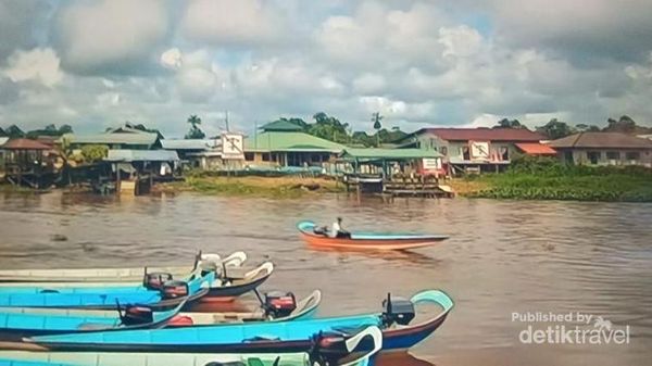 Potret Suasana Tepian Sungai Dalat Sarawak Malaysia
