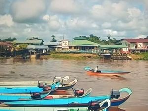 Potret Suasana Tepian Sungai Dalat Sarawak Malaysia