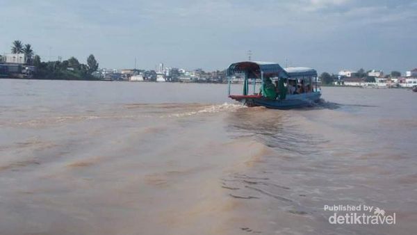 Potret Sungai Bassac Chao Doc di Pagi Hari