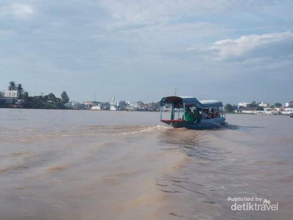 Potret Sungai Bassac Chao Doc di Pagi Hari