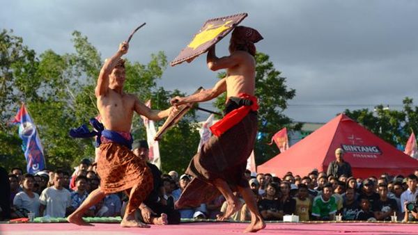 Prak! Prok! Serunya Tradisi Adu Rotan di Lombok
