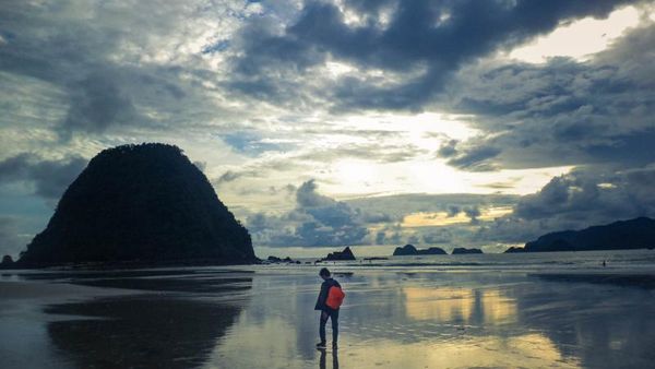 Pulau Merah, Tempat Surfing Instagrammable di Banyuwangi
