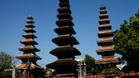 Pura Terbesar di Lombok Berdampingan dengan Mesjid