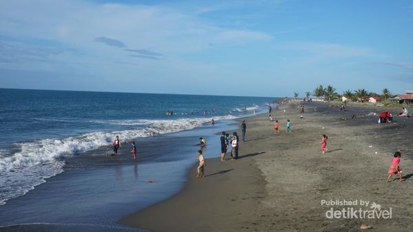 Ramai nan Syahdu di Pantai Syiah Kuala Aceh Saat Sore