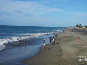 Ramai nan Syahdu di Pantai Syiah Kuala Aceh Saat Sore