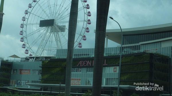 Romantisnya Naik Bianglala Tertinggi di Indonesia