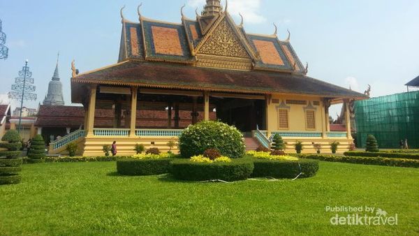Royal Palace & Silver Pagoda, Sambut Waisak di Kamboja