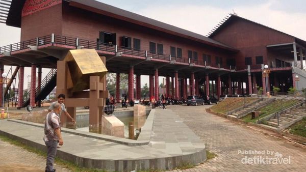 Rumah Radakng, Rumah Adat Raksasa di Pontianak