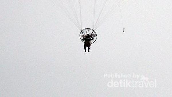 Saat Paralayang Bertebaran di Langit Monas