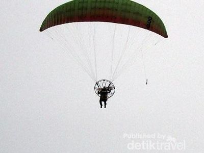 Saat Paralayang Bertebaran di Langit Monas