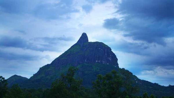 Sang Bukit yang Menunjuk ke Langit