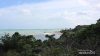 Santai Maksimal di Pantai Tikus, Pulau Bangka