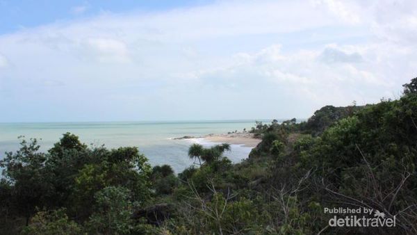 Santai Maksimal di Pantai Tikus, Pulau Bangka