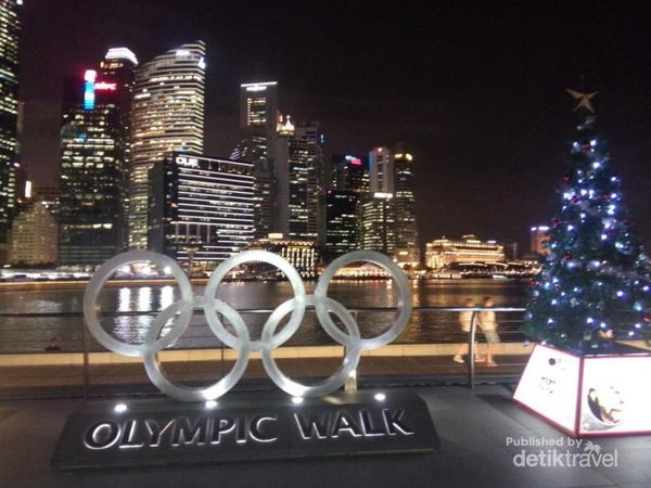 Santai Sejenak di Olympic Walk Singapura