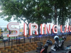 Santai Sejenak di Taman Siring Laut