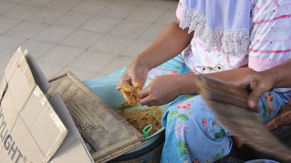 Santai Sore di Lombok, Wajib Coba Sate Ikan yang Lezat