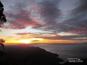Sapaan Romantis dari Tanah Karo, Sunrise di Gunung Siposo-piso