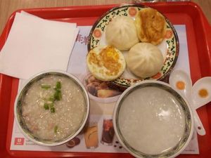 Sarapan Bubur di Beijing, Lauknya Bakpao!