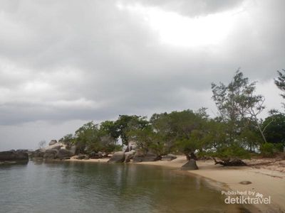 Satu Lagi yang Cantik di Belitung, Pantai Penyabong