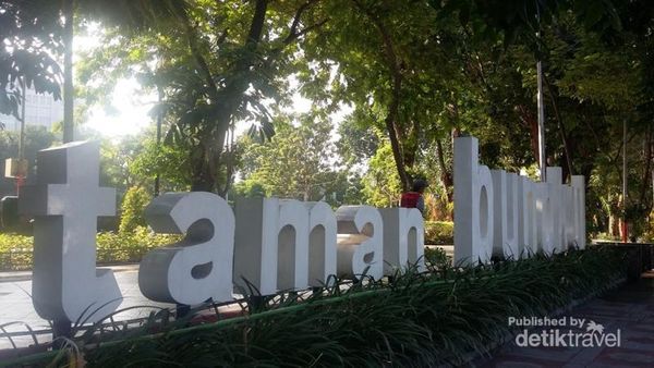 Segarkan Pikiran dengan Hijaunya Taman Bungkul