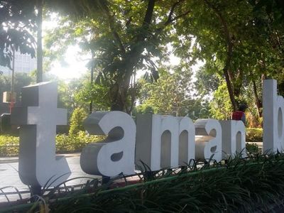 Segarkan Pikiran dengan Hijaunya Taman Bungkul