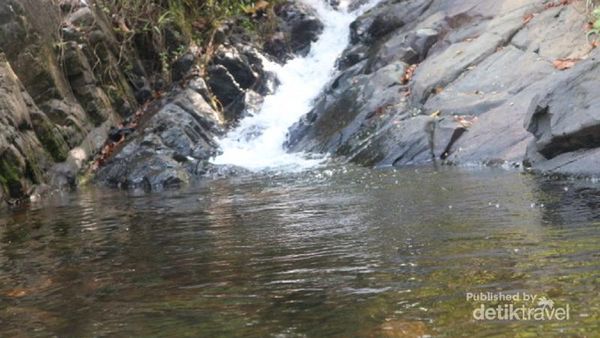 Segarnya Air Terjun Tumpang Dua di Kotabaru