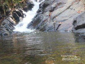 Segarnya Air Terjun Tumpang Dua di Kotabaru