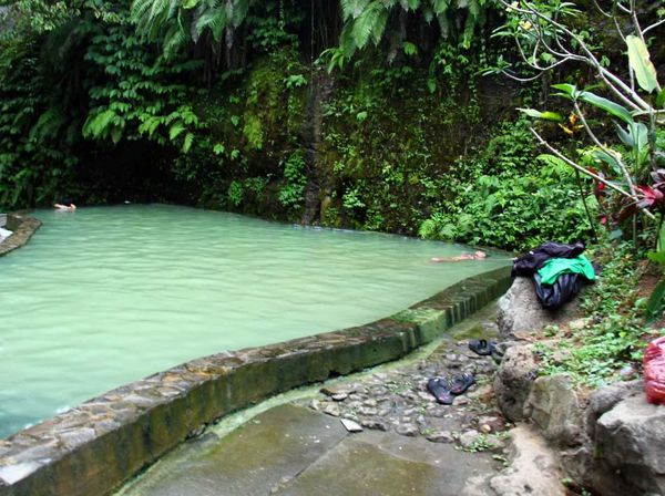 Segarnya Berendam di Air Hangat Angsri