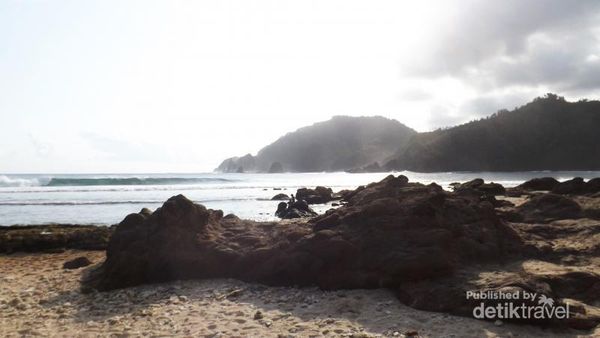 Seksinya Perpaduan Pasir Putih & Hitam di Pantai Wediombo