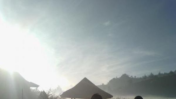 Semburat Cahaya Sunset Eksotis di Dieng