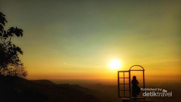 Senja di Bukit Dahromo dan Lintang Sewu