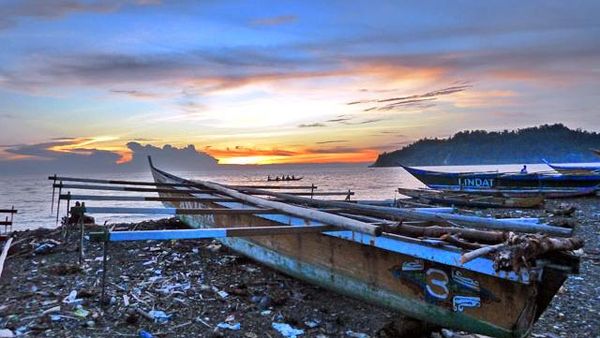 Senja di Pantai Benawa