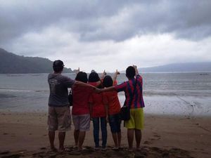 Senja di Pantai Karanggongso Trenggalek