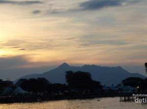 Senja di Tepi Sungai Sarawak