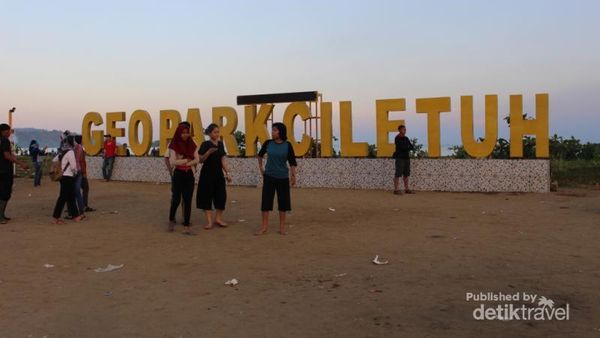 Senja Romantis di Pantai Cantiknya Geopark Ciletuh