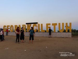 Senja Romantis di Pantai Cantiknya Geopark Ciletuh