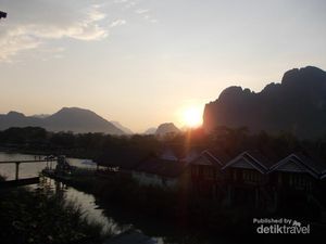 Senja Syahdu di Tepian Nam Song River, Laos
